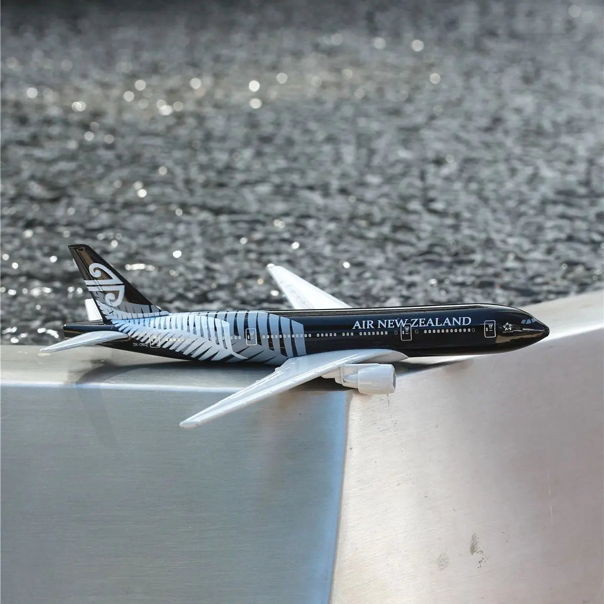 1:400 Metal Boeing B777 Aircraft Diecast Aviation Replica Model